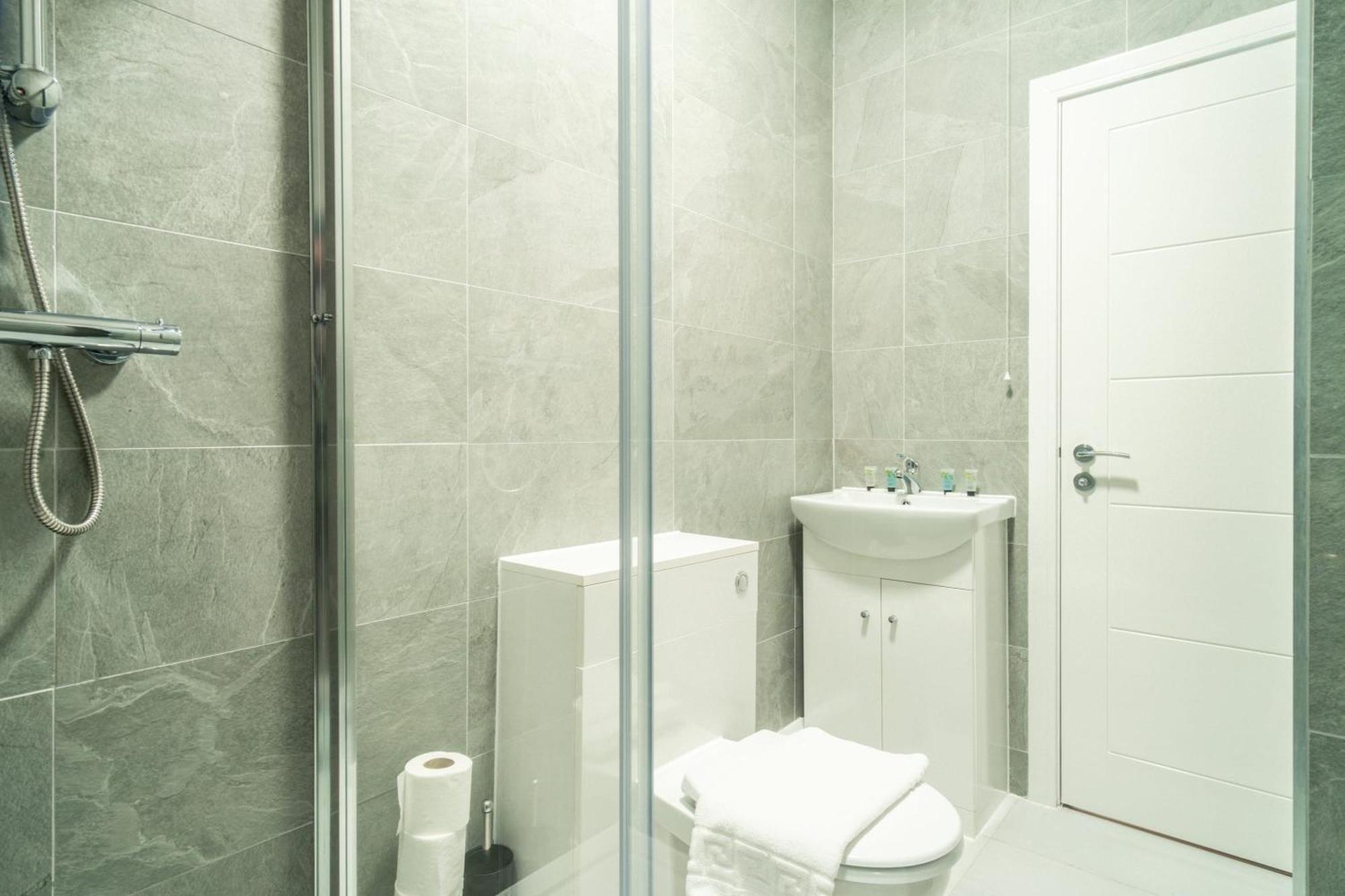 Stunning 1 Bedroom In *