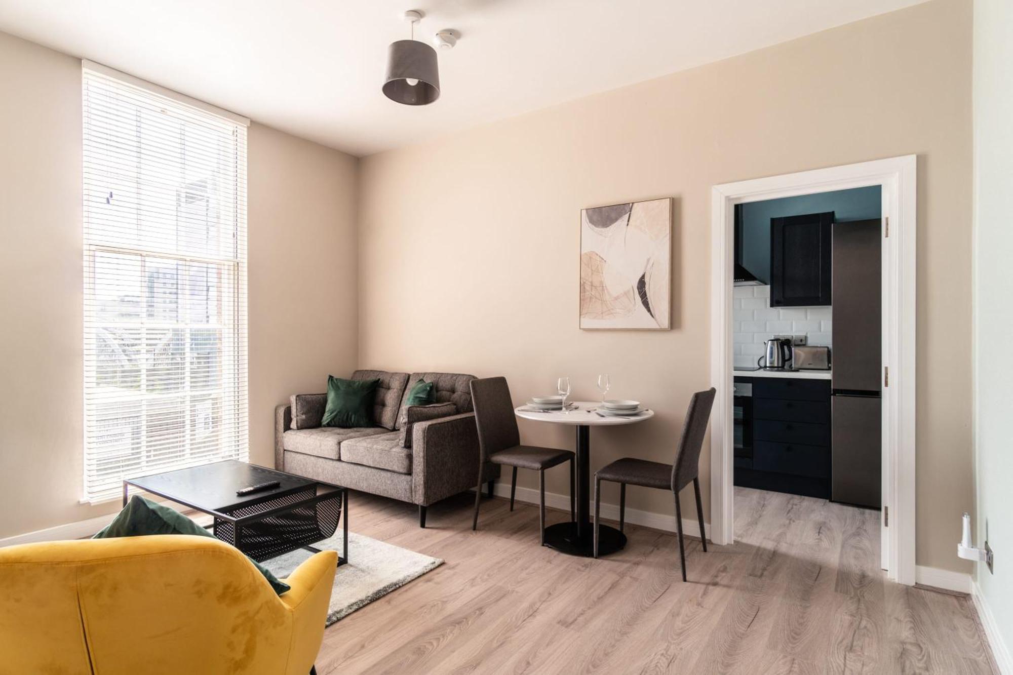 Stunning 1 Bedroom In Apartment *